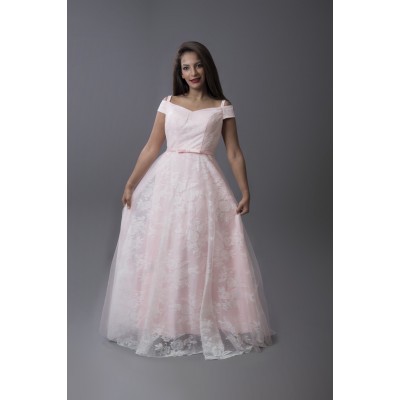 فستان دانتيل مع اكتاف مفتوحة