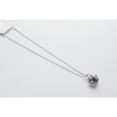 قلادة بشكل القلب والفيونكة