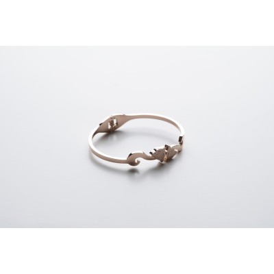 اسورة مزخرفة براس الذئب