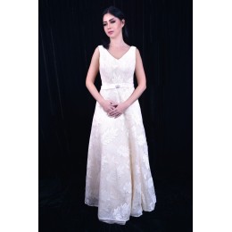 فستان طويل بلا أكتاف مشجر