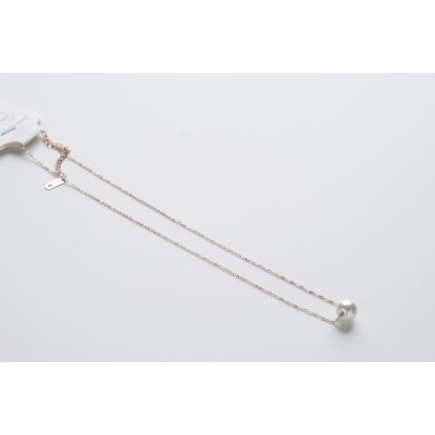 قطعة من القلادة باللؤلؤة الاصطناعيةباللون الذهبي