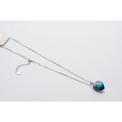 قلادة بأحجار زرقاء عميقة