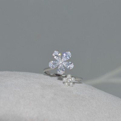 خاتم باللون الفضي بتصميم رائع